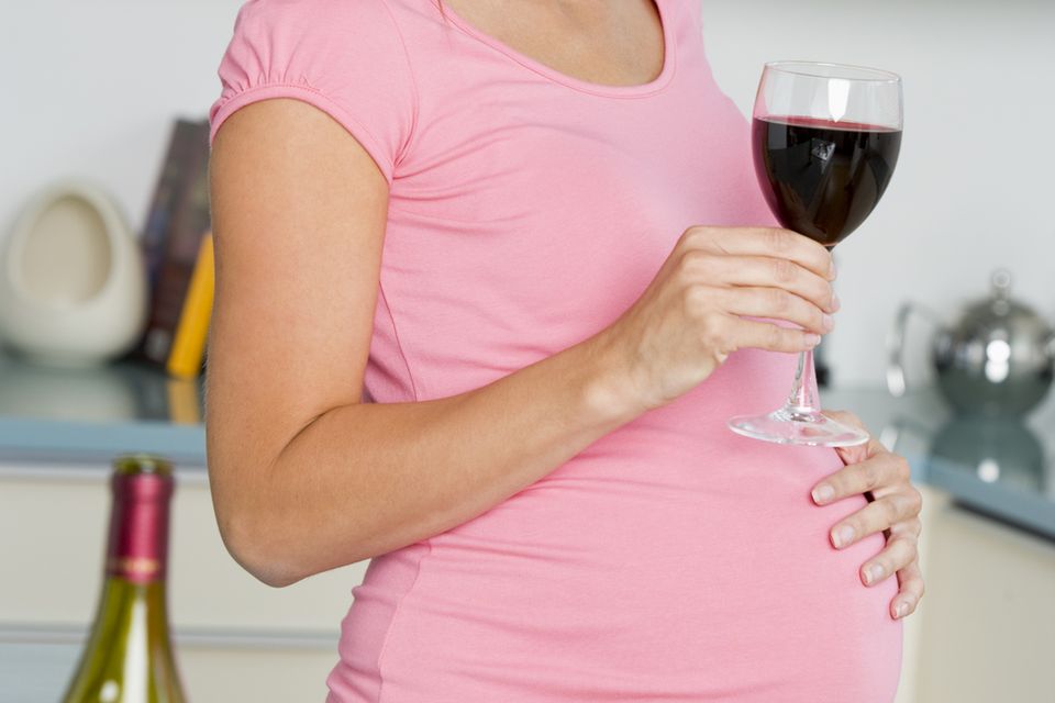 Schwanger Das bewirkt Alkohol im Körper des Embryos STERN.de