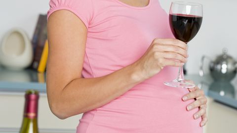 Ein Glas Wein ist in der Schwangerschaft schon zu viel.
