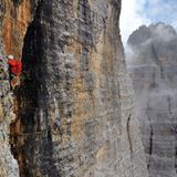 Große Zinne: Nordwand  Im selben Jahr 1933 wurde von Emilio Comici nicht nur die "Gelbe Kante", sondern auch die Nordwand der Großen Zinne (2998 Meter) erstmals bezwungen. Die "Comici" gehört bis heute zu den ganz großen Klettertouren in den Alpen. Nirgendwo fühlt man sich so verloren wie in diesem vertikalen Ozean aus gelben Fels. Rechts im Bild die Westliche Zinne.