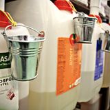 Warum jedes Mal eine neue Plastikflasche? Spül- und Waschmittel können sich Kunden bei "Unverpackt" umweltverträglich in eigene Behältnisse abfüllen.