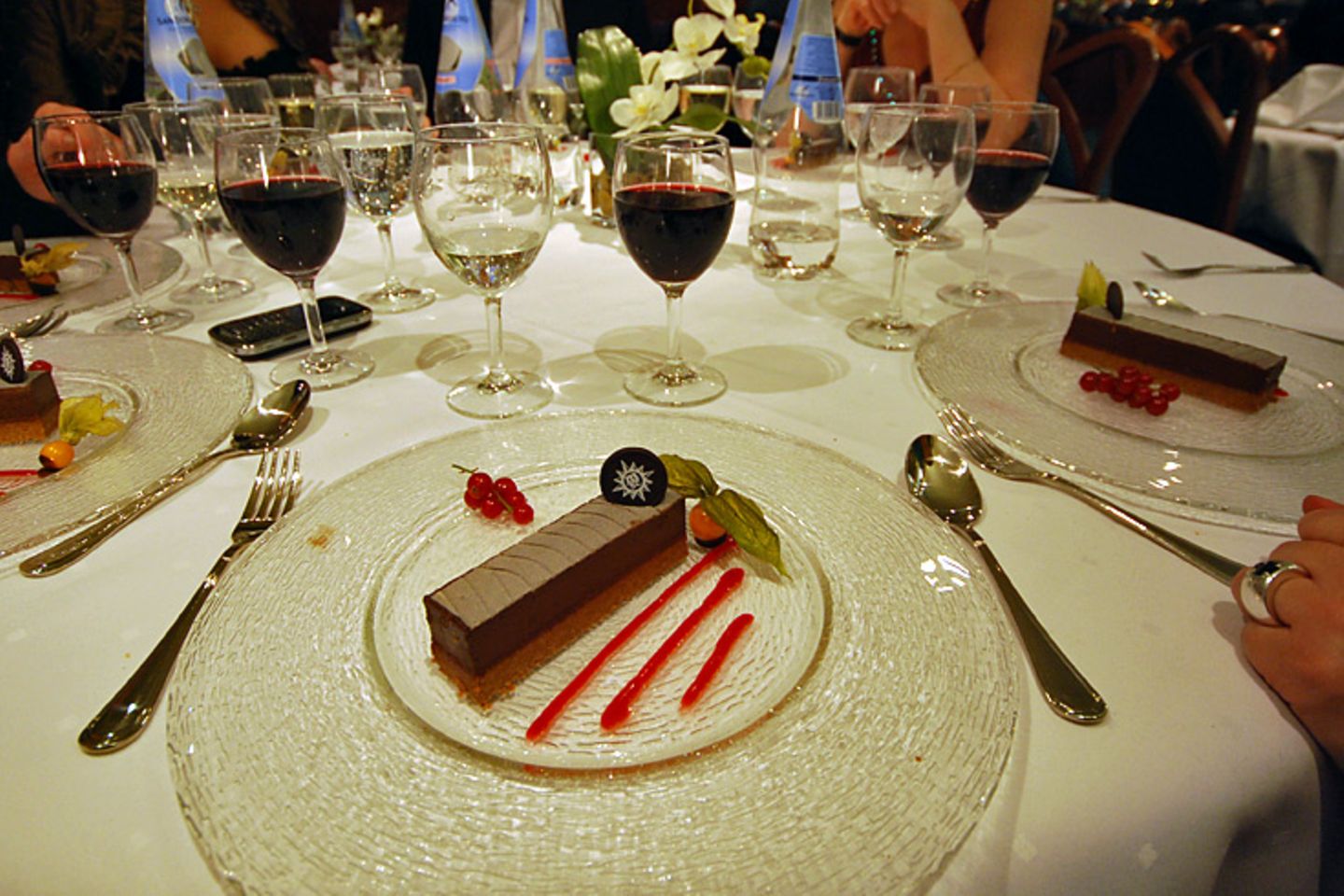 "MSC Magnifica" in Hamburg: Dinner im L'Edera: Zum Nachtisch des Taufmenüs gibt es einen kompakten Kalorien-Container aus Nougat und Krokant. Die Gäste Wahl haben die Wahl zwischen mehreren Restaurants. Für das L'Oasi kreierte Sternekoch Mauro Uiassi aus Senigallia mehrere Gerichte. Der Kaffee im Plastikbecher beim Buffet-Frühstück im Sahara-Restaurant am nächsten Morgen schmeckt dünn wie auf einem amerikanischen Kreuzfahrtschiff. Zum Glück gibt es genügend Bars an Bord mit italienischen Espressomaschinen Dinner im L'Edera: Zum Nachtisch des Taufmenüs gibt es einen kompakten Kalorien-Container aus Nougat und Krokant. Die Gäste Wahl haben die Wahl zwischen mehreren Restaurants. Für das L'Oasi kreierte Sternekoch Mauro Uiassi aus Senigallia mehrere Gerichte. Der Kaffee im Plastikbecher beim Buffet-Frühstück im Sahara-Restaurant am nächsten Morgen schmeckt dünn wie auf einem amerikanischen Kreuzfahrtschiff. Zum Glück gibt es genügend Bars an Bord mit italienischen Espressomaschinen