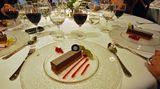 Dinner im L'Edera: Zum Nachtisch des Taufmenüs gibt es einen kompakten Kalorien-Container aus Nougat und Krokant. Die Gäste Wahl haben die Wahl zwischen mehreren Restaurants. Für das L'Oasi kreierte Sternekoch Mauro Uiassi aus Senigallia mehrere Gerichte. Der Kaffee im Plastikbecher beim Buffet-Frühstück im Sahara-Restaurant am nächsten Morgen schmeckt dünn wie auf einem amerikanischen Kreuzfahrtschiff. Zum Glück gibt es genügend Bars an Bord mit italienischen Espressomaschinen