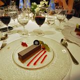 Dinner im L'Edera: Zum Nachtisch des Taufmenüs gibt es einen kompakten Kalorien-Container aus Nougat und Krokant. Die Gäste Wahl haben die Wahl zwischen mehreren Restaurants. Für das L'Oasi kreierte Sternekoch Mauro Uiassi aus Senigallia mehrere Gerichte. Der Kaffee im Plastikbecher beim Buffet-Frühstück im Sahara-Restaurant am nächsten Morgen schmeckt dünn wie auf einem amerikanischen Kreuzfahrtschiff. Zum Glück gibt es genügend Bars an Bord mit italienischen Espressomaschinen