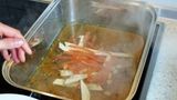 Zunächst füllt man die errechnete Menge Wasser in den Kochtopf, in unserem Fall sind es 0,6 Liter. Wir haben den Sud zusätzlich mit Gewürzen wie Pfeffer, Salz, Rosmarin und Knoblauch und den Gemüseresten aufgepeppt. Sobald das Wasser kocht, geht's los.