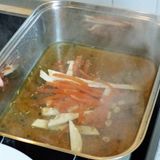 Zunächst füllt man die errechnete Menge Wasser in den Kochtopf, in unserem Fall sind es 0,6 Liter. Wir haben den Sud zusätzlich mit Gewürzen wie Pfeffer, Salz, Rosmarin und Knoblauch und den Gemüseresten aufgepeppt. Sobald das Wasser kocht, geht's los.