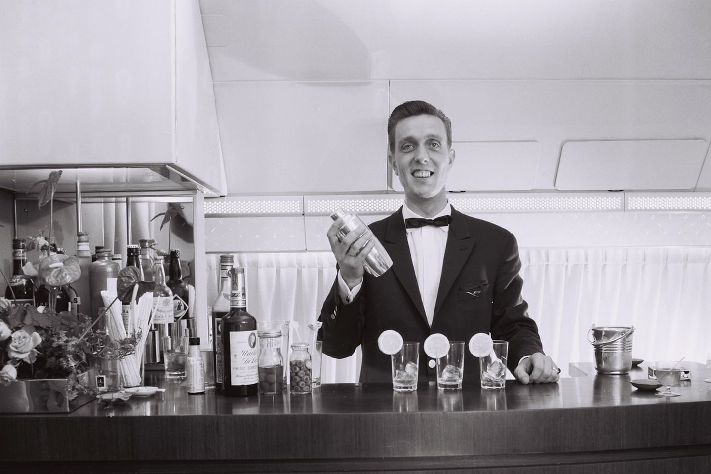 Mitte der 60er Jahre: Bar an Bord einer Boeing 707 der Lufthansa. Die Stewards mussten die Rezepte der Cocktails im Kopf haben.