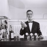 Mitte der 60er Jahre: Bar an Bord einer Boeing 707 der Lufthansa. Die Stewards mussten die Rezepte der Cocktails im Kopf haben.