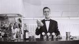 Mitte der 60er Jahre: Bar an Bord einer Boeing 707 der Lufthansa. Die Stewards mussten die Rezepte der Cocktails im Kopf haben.