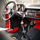 Im Innenraum präsentiert sich die Rote Sau erstaunlich luxuriös. Holzdekor und Leder finden sich in heutigen Rennfahrzeugen nicht mehr. Anstelle einer schnöden Kudel thront ein eigens gedrechselter Holzschaltknauf mit eingelassenem Mercedesemblem auf dem Schaltstock.