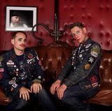 Kleiner optischer Wechsel: Miroslav Menschenkind hat B. Engel und Tschebesta von der Turbojugend Sngrknbn Wien auf dem Ledersofa Platz nehmen lassen