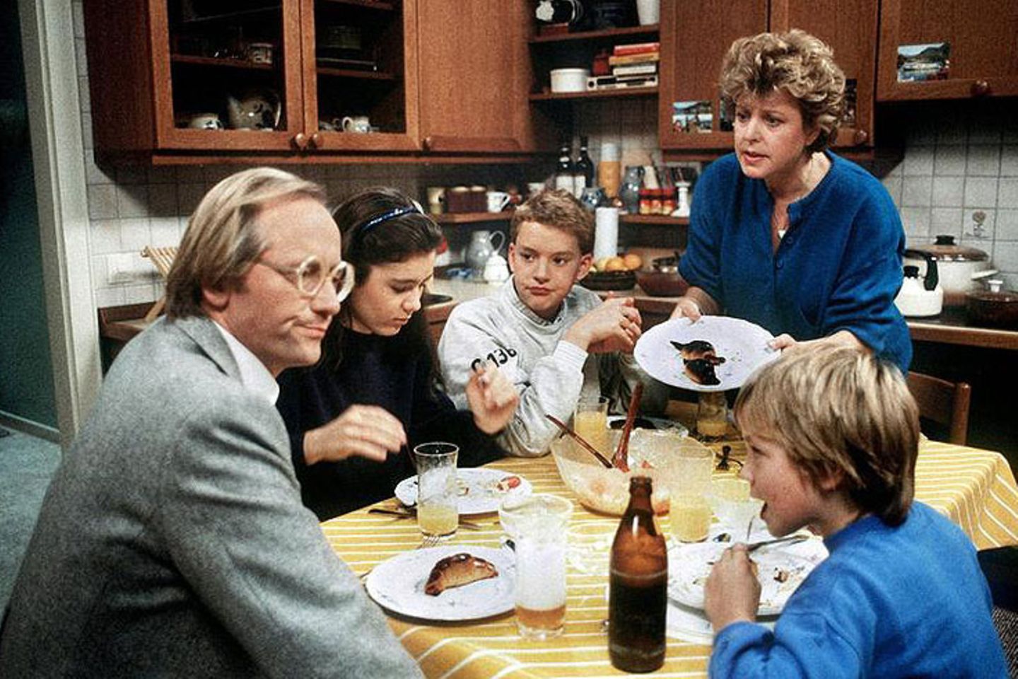 Helga und Hans Beimer  Sie sind quasi die Urzelle der "Lindenstraße". Helga (Marie-Luise Marjan) und Hans Beimer (Joachim Hermann Luger) sind seit der ersten Folge dabei. Die Beimers waren zunächst die Vorzeigefamilie, die mit ihren drei Kindern in dem Mietshaus in der Lindenstraße 3 lebte. 1990 verließ "Hansemann" die Beimers und gründete mit Anna Ziegler eine neue Familie. Helga heiratet 1995 den Reisekaufmann Erich Schiller (Bill Mockridge), mit dem sie - trotz zwischenzeitlicher Trennungen - bis zu seinem Ende liiert ist. In der 1500. Folge stirbt Schiller.  Hans bekam mit Anna mehrere Kinder. Am 2. September 2018, in Folge 1685,  ist er friedlich eingeschlafen.