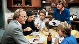 Helga und Hans Beimer  Sie sind quasi die Urzelle der "Lindenstraße". Helga (Marie-Luise Marjan) und Hans Beimer (Joachim Hermann Luger) sind seit der ersten Folge dabei. Die Beimers waren zunächst die Vorzeigefamilie, die mit ihren drei Kindern in dem Mietshaus in der Lindenstraße 3 lebte. 1990 verließ "Hansemann" die Beimers und gründete mit Anna Ziegler eine neue Familie. Helga heiratet 1995 den Reisekaufmann Erich Schiller (Bill Mockridge), mit dem sie - trotz zwischenzeitlicher Trennungen - bis zu seinem Ende liiert ist. In der 1500. Folge stirbt Schiller.  Hans bekam mit Anna mehrere Kinder. Am 2. September 2018, in Folge 1685,  ist er friedlich eingeschlafen.