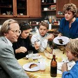 Helga und Hans Beimer  Sie waren quasi die Urzelle der "Lindenstraße". Helga (Marie-Luise Marjan) und Hans Beimer (Joachim Hermann Luger) waren seit der ersten Folge dabei. Die Beimers waren zunächst die Vorzeigefamilie, die mit ihren drei Kindern in dem Mietshaus in der Lindenstraße 3 lebte. 1990 verließ "Hansemann" die Beimers und gründete mit Anna Ziegler eine neue Familie. Helga heiratete 1995 den Reisekaufmann Erich Schiller (Bill Mockridge), mit dem sie - trotz zwischenzeitlicher Trennungen - bis zu seinem Ende liiert ist. In der 1500. Folge stirbt Schiller.  Hans bekam mit Anna mehrere Kinder. Am 2. September 2018, in Folge 1685,  ist er friedlich eingeschlafen