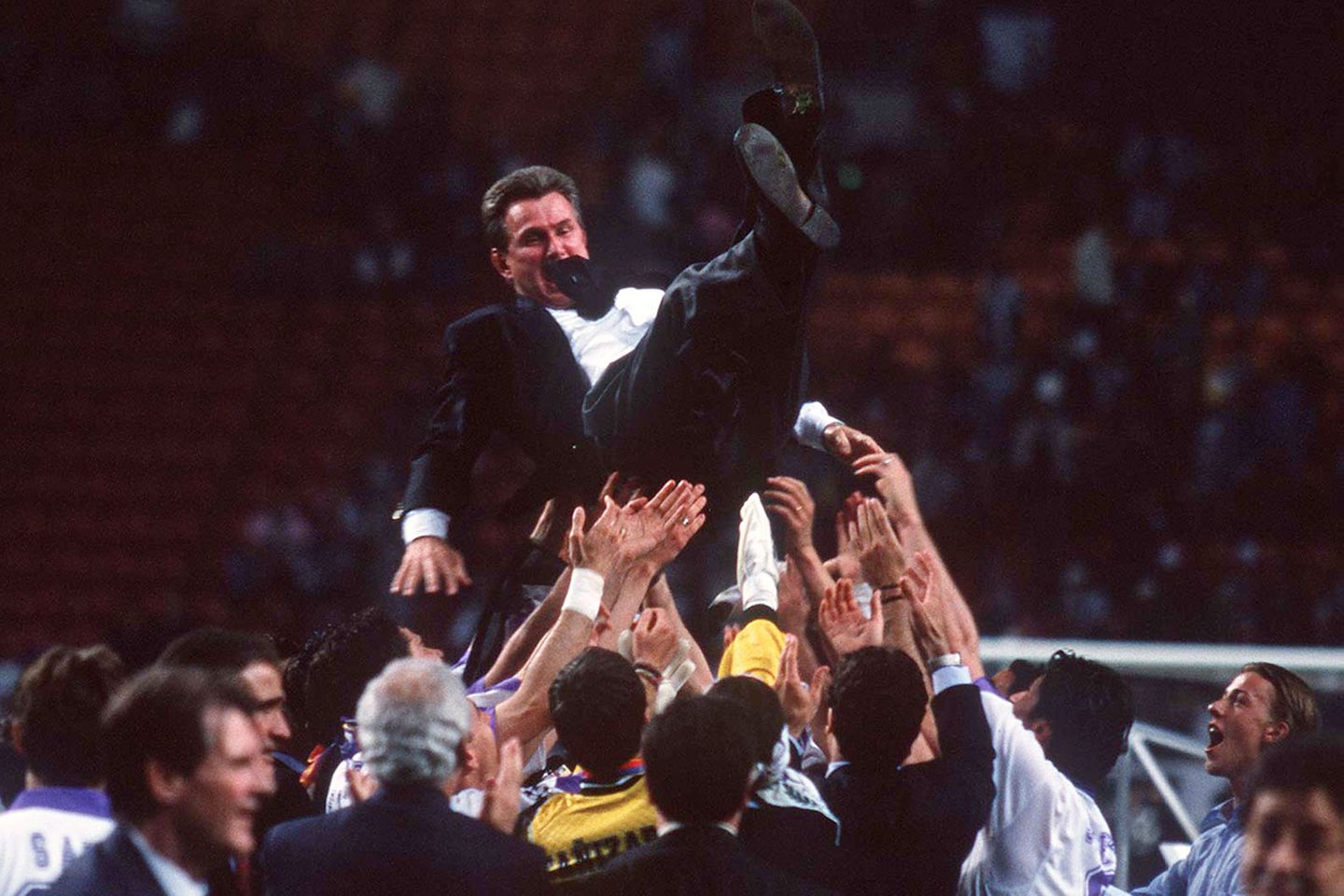 Bei Real Madrid erlebte Heynckes, der in Spanien von allen nur "Don Jupp" genannt wird, einen seiner größten Triumphe: den Gewinn der Champions League 1998. Hier lässt ihn die Mannschaft hochleben.
