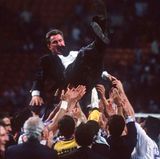 Bei Real Madrid erlebte Heynckes, der in Spanien von allen nur "Don Jupp" genannt wird, einen seiner größten Triumphe: den Gewinn der Champions League 1998. Hier lässt ihn die Mannschaft hochleben.