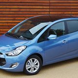 Zu den Optionen zählen das Touchscreen-Navigationssystem mit 6,5 Zoll-Monitor und Rückfahrkamera, ein Tempomat sowie das Panorama-Schiebedach (alles ab Comfort-Ausstattung bestellbar). Spendabel zeigen sich die Koreaner bei der Garantie. Zwar gibt es statt sieben Jahren wie bei Kia nur fünf Jahre, dafür aber ohne Kilometerbegrenzung