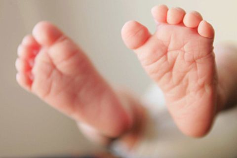Mini-Füße: Auf ihnen soll der Nachwuchs später sicher durchs Leben gehen