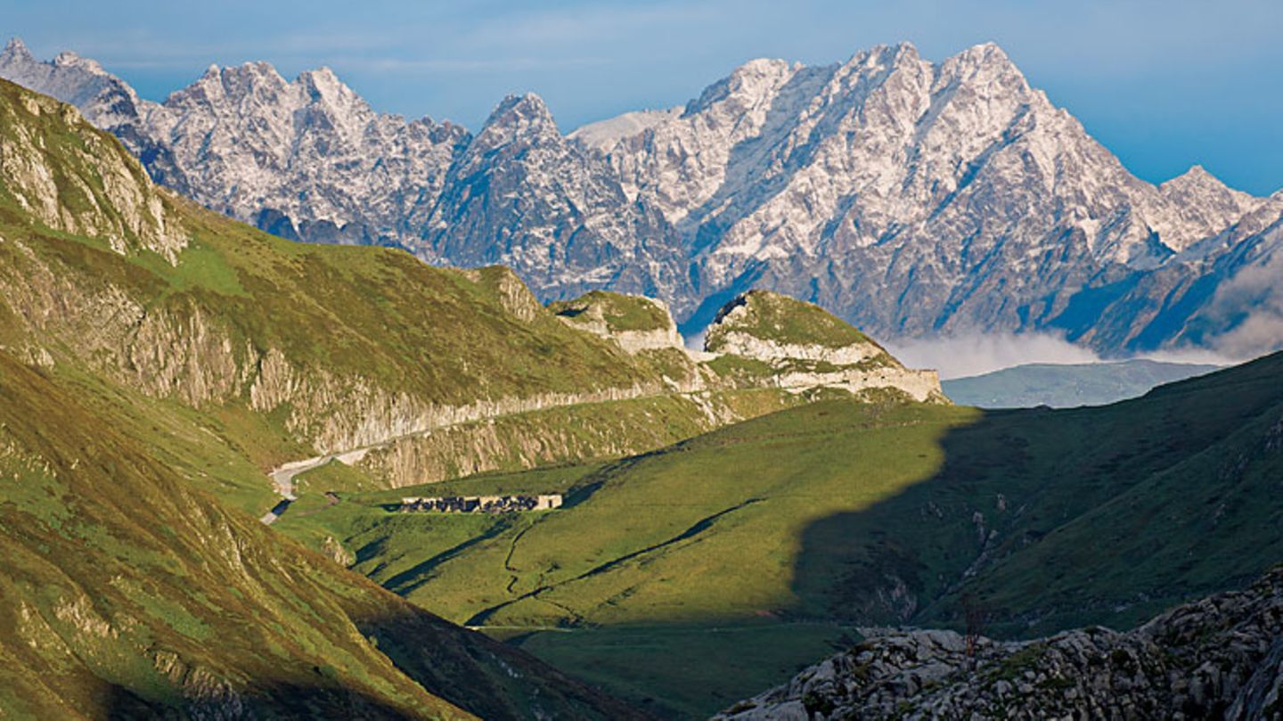 Etappe 53: Blick auf das das Argentera-Massiv. Am Fuße des höchsten Gipfels der Seealpen, wo Vittorio Emanuele II., der erste König Italiens, schon gerne seine Sommer verbrachte, vereint sich raue Natur mit Angenehmem: perfekt angelegte Wege und ein Bad in heißen Thermalquellen