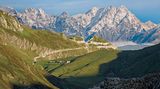Etappe 53: Blick auf das das Argentera-Massiv. Am Fuße des höchsten Gipfels der Seealpen, wo Vittorio Emanuele II., der erste König Italiens, schon gerne seine Sommer verbrachte, vereint sich raue Natur mit Angenehmem: perfekt angelegte Wege und ein Bad in heißen Thermalquellen