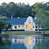 Western Australia: Cape Lodge  Nein, wir stehen hier nicht vor einem kapholländischen Gebäude in Südafrika, sondern vor der Cape Lodge in Western Australia. Dieses Resort liegt inmitten des Weinanbaugebietes am Margaret River, bietet 22 romantische Zimmer, zwei Cottages und fünf edle Privatunterkünfte. Zu den Nachbarn gehören die Weingüter Vasse Felix, Moss Wood, Pieroo und Cullen. Das Resort mit ausgezeichneter Küche und Weinkarte gehört der Marketingvereinigung der Luxury Lodges of Australia an.