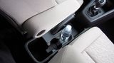 Die zweite Ausstattungslinie Comfort enthält neben der Klimaanlage noch eine Mittelarmlehne, elektrisch verstell- und beheizbare Außenspiegel, Nebelscheinwerfer mit Abbiegelicht-Funktion, Einparkhilfe sowie CD-Radio mit USB-Anschluss, Bluetooth-Freisprecheinrichtung und Fernbedienungstasten am Lenkrad. Das Modell Style ergänzt die Ausrüstung um optischen Zierrat, Klimaautomatik, 16-Zoll-Felgen, Reifendruck-Kontrollsystem und Sitzheizung