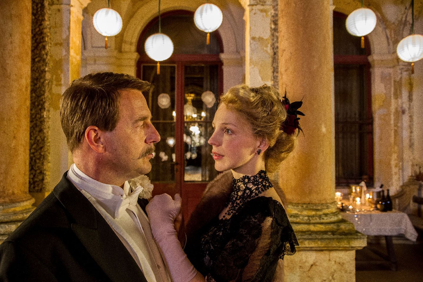 "Der Wagner-Clan": Als sei der Antisemitismus nicht schon schlimm genug, wird Chamberlain als geiler Bock dargestellt, der auf seine Schwägerin Isolde scharf ist. Hier zeigt sich überhaupt eines der Grundübel dieses Films: Viele Vorgänge werden unnötig sexualisiert. Das mag einen reißerischen Sonntagabendfilm ausmachen, hat aber mit der historischen Wahrheit wenig zu tun. Der Antisemit Chamberlain gewinnt Cosimas Gunst, indem er sie oral befriedigt. Die revanchiert sich, indem sie ihn mit ihrer Tochter verkuppelt. Als sei der Antisemitismus nicht schon schlimm genug, wird Chamberlain als geiler Bock dargestellt, der auf seine Schwägerin Isolde scharf ist. Hier zeigt sich überhaupt eines der Grundübel dieses Films: Viele Vorgänge werden unnötig sexualisiert. Das mag einen reißerischen Sonntagabendfilm ausmachen, hat aber mit der historischen Wahrheit wenig zu tun. Der Antisemit Chamberlain gewinnt Cosimas Gunst, indem er sie oral befriedigt. Die revanchiert sich, indem sie ihn mit ihrer Tochter verkuppelt.