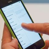 Trick 2: Schneller Zurückgehen  Wer schon mal ein Android-Smartphone besessen hat, kennt den praktischen "Zurück"-Knopf der Geräte. Das iPhone hat so etwas zwar nicht, trotzdem können Sie in vielen Apps zurückgehen, ohne erst die entsprechende Taste suchen zu müssen. Legen Sie dazu einfach den Finger auf den linken Rand des Displays und wischen Sie nach rechts. Mit einem Wisch von rechts nach links können Sie auch wieder vorwärts gehen.
