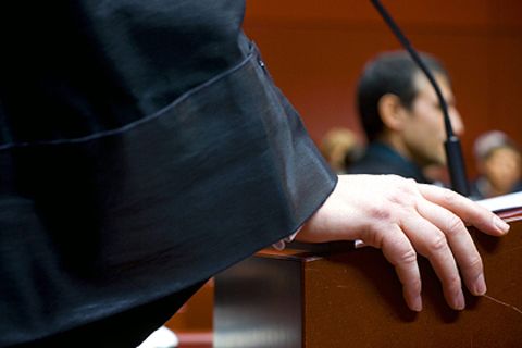500 Euro und ein dubioser Doppelgänger: seit drei Jahren sitzt der ehemalige Polizist immer wieder auf der Anklagebank