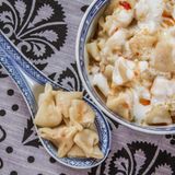 Manti sind eine Spezialität der osttürkischen Küche. Sie sind kleine mit Hackfleisch oder Linsen gefüllte Teigtaschen. Traditionell werden sie aus Yufka-Teig hergestellt und mit gewürztem Lammfleisch, Zwiebeln, Knoblauch, Pinienkernen und Minze gefüllt. Dazu gibt es eine Sauce aus Joghurt, Knoblauch und Minze und eine zweite Sauce aus warmen Öl oder Butter mit scharfem Paprikapulver. Sie werden auch gerne in Süd- und Zentralasien (Usbekistan, Afghanistan) gegessen.