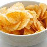 Kartoffelchips - 1040 Liter pro Kilogramm Kartoffeln sind mit einer Menge von 290 Litern pro Kilogramm verhältnismäßig sparsam. Allerdings bezieht sich dieser Wert nur auf das unverarbeitete Gemüse. Bei einer handelsüblichen Tüte Kartoffelchips mit 250 Gramm Inhalt liegt die Wassermenge bei 260 Liter, pro Kilo Chips sind es also 1040 Liter. Größter Kartoffelproduzent der Welt ist China. Aber auch Ägypten, Algerien und Marokko sind in den vergangenen Jahren wichtige Produzenten von Frühkartoffeln in den Wintermonaten geworden. Das Exportgeschäft mit der Knollenfrucht wird mit hohem Aufwand für die Bewässerung bezahlt.