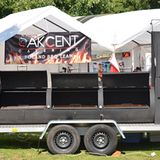 Die wirklich großen Smoker werden meist gleich auf Anhänger montiert. Dieses Modell hier ist klassisch aufgebaut. ganz links die Feuerbox. Hier brennen die Holzscheite. Die warme Luft und der Rauch ziehen dann durch die Rauchkammer, in der das Grillgut liegt. Am anderen Ende stiegt die Hitze aus dem Kamin wieder auf. Durch den Kaminzugeffekt wird das Grillgut stets von heißer Luft umschmeichelt