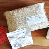 Man kann sofort loslegen: Sogar Malz, Hopfen und Hefe liegen der Braubox bei. Und auch ein Reinigungsmittel, mit dem man alle Utensilien steril hält. Denn ins Bier sollen keine Keime gelangen.