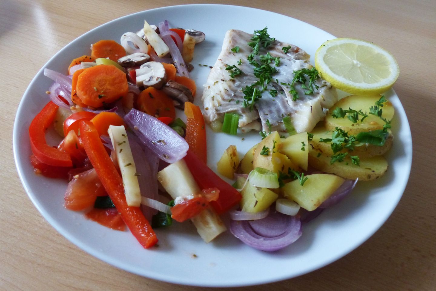 Das Ergebnis überzeugt: Der Fisch ist trotz der längeren Garzeit auf den Punkt, das Gemüse knackig und bissfest - so soll es sein. Die Konsistenz aller Zutaten war in Ordnung. Zum Geschmack gibt es nur eins zu sagen: Lecker!