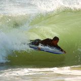 Auf den Wellen tanzen  Wenn zwischen Oktober und April heftige Stürme im Nordpazifik toben, sind die Wellen am höchsten. Nach einer ungebremsten Reise über Tausende von Kilometern bricht sich die Dünung an den Ständen der Nordküste. Nur erfahrene Surfer paddeln auf das offene Meer und warten mit ihren Boards auf die perfekte Winterwelle. Nicht jede Woge reicht zum aufrechten Ritt im Stehen.