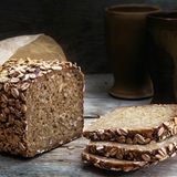 Brot  Für kurze Zeit können Sie Brot im Vorratsschrank lagern. Haben Sie zu viel Brot im Haus, können Sie einen Laib auch ohne Probleme einfrieren - und bei Bedarf wieder auftauen lassen. Eine Brotbox ist immer praktisch. Dort können Sie auch schon bereits aufgeschnittenes Brot lagern - dann aber in eine Papier- oder Plastiktüte einwickeln, damit der Laib nicht austrocknet.