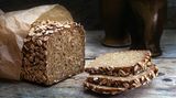 Brot  Für kurze Zeit können Sie Brot im Vorratsschrank lagern. Haben Sie zu viel Brot im Haus, können Sie einen Laib auch ohne Probleme einfrieren - und bei Bedarf wieder auftauen lassen. Eine Brotbox ist immer praktisch. Dort können Sie auch schon bereits aufgeschnittenes Brot lagern - dann aber in eine Papier- oder Plastiktüte einwickeln, damit der Laib nicht austrocknet.