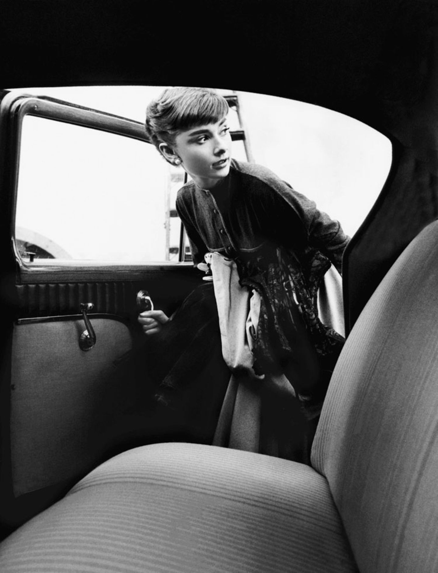 Audrey steigt in die Limousine der Paramount-Studios.  www.taschen.com