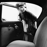 Audrey steigt in die Limousine der Paramount-Studios.  www.taschen.com
