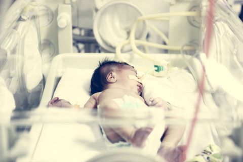 Kuscheln ist nicht: Frühgeborene müssen im wärmenden Brutkasten liegen und über Schläuche und Kabel versorgt werden. Durch die seitlichen Luken können Eltern und Pfleger zwischendurch ein bisschen Händchenhalten mit ihnen.