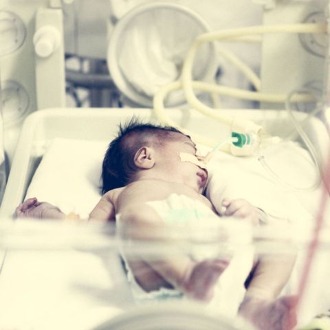 Kuscheln ist nicht: Frühgeborene müssen im wärmenden Brutkasten liegen und über Schläuche und Kabel versorgt werden. Durch die seitlichen Luken können Eltern und Pfleger zwischendurch ein bisschen Händchenhalten mit ihnen.