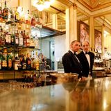 Gran Caffè Gambrinus, Neapel  Das seit dem Jahr 1860 bestehende Gran Caffè Gambrinus in Neapel ist eine lokale Institution. Das aufwendige Interieur wurde mit zahlreichen Malereien und Fresken ausgestattet. Einst Hoflieferant des Königshauses der Bourbonen, stand das Gambrinus im 20. Jahrhundert in der europäischen Tradition der sogenannten Literatencafés.   Bereits Ende des 19. Jahrhunderts fanden dort regelmäßig Sitzungen und Symposien von Literaten, Politikern oder Journalisten statt, später zählten unter anderem Oscar Wilde, Ernest Hemingway oder Jean Paul Sartre zu den Gästen.