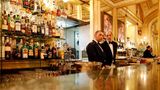 Gran Caffè Gambrinus, Neapel  Das seit dem Jahr 1860 bestehende Gran Caffè Gambrinus in Neapel ist eine lokale Institution. Das aufwendige Interieur wurde mit zahlreichen Malereien und Fresken ausgestattet. Einst Hoflieferant des Königshauses der Bourbonen, stand das Gambrinus im 20. Jahrhundert in der europäischen Tradition der sogenannten Literatencafés.   Bereits Ende des 19. Jahrhunderts fanden dort regelmäßig Sitzungen und Symposien von Literaten, Politikern oder Journalisten statt, später zählten unter anderem Oscar Wilde, Ernest Hemingway oder Jean Paul Sartre zu den Gästen.