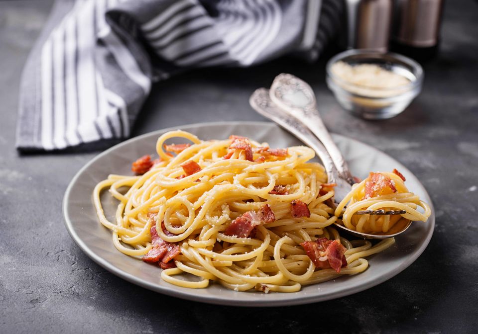 Gutes Restaurant? Si!: Ein Hauch von Nichts - an die echte Pasta Carbonara kommen nur Eier, Parmesan, Guanciale (italienischer Speck von Schweinebacke oder -nacken) und schwarzer Pfeffer dran. Alles andere ist schlichtweg keine Carbonara. Ein Hauch von Nichts - an die echte Pasta Carbonara kommen nur Eier, Parmesan, Guanciale (italienischer Speck von Schweinebacke oder -nacken) und schwarzer Pfeffer dran. Alles andere ist schlichtweg keine Carbonara. Hier geht's zum Rezept.