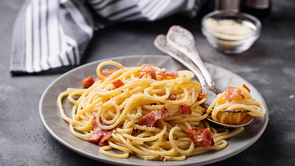 Gutes Restaurant? Si!: Ein Hauch von Nichts - an die echte Pasta Carbonara kommen nur Eier, Parmesan, Guanciale (italienischer Speck von Schweinebacke oder -nacken) und schwarzer Pfeffer dran. Alles andere ist schlichtweg keine Carbonara. Ein Hauch von Nichts - an die echte Pasta Carbonara kommen nur Eier, Parmesan, Guanciale (italienischer Speck von Schweinebacke oder -nacken) und schwarzer Pfeffer dran. Alles andere ist schlichtweg keine Carbonara. Hier geht's zum Rezept.