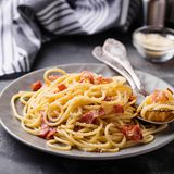 Ein Hauch von Nichts - an die echte Pasta Carbonara kommen nur Eier, Parmesan, Guanciale (italienischer Speck von Schweinebacke oder -nacken) und schwarzer Pfeffer dran. Alles andere ist schlichtweg keine Carbonara. Hier geht's zum Rezept.
