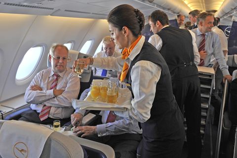 Prima Service und Ruhe für alle - die Lufthansa will keine Anrufe an Board seiner Maschinen erlauben. Mitreisende sollen sich nicht gestört fühlen.