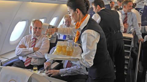 Prima Service und Ruhe für alle - die Lufthansa will keine Anrufe an Board seiner Maschinen erlauben. Mitreisende sollen sich nicht gestört fühlen.