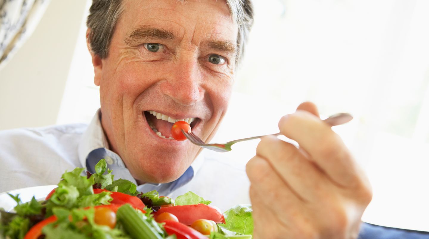 Питание мужчины после 50 лет. Здоровое питание для пожилых. Человек ест овощи. Пожилые люди едят здоровую пищу. Правильное питание для пожилых.