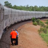 Schon nach einer guten Stunde Fahrzeit kommt der Zug auf freier Strecke zum Stehen. Eine Bremse ist heiß gelaufen. Bob streift sein Signalhemd über und schaut nach dem Rechten. Ein Hammerschlag gegen eine Bremsbacke - und schon ist das Problem gelöst.