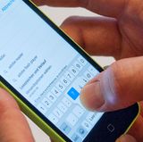 Trick 8: Schnelle Zahlen und Sonderzeichen  Will man nur einmal schnell ein einzelnes Sonderzeichen oder eine Zahl tippen, muss man beim iPhone eigentlich zweimal die Tastatur-Ansicht wechseln: Einmal, um zur zweiten Tastatur mit den Zahlen und Sonderzeichen zu kommen und einmal, um wieder zurück zu kommen. Die wenigsten wissen, dass es eigentlich viel schneller geht. Halten Sie die "123"-Taste gedrückt, statt sie nur einmal anzutippen. Ziehen Sie dann den Finger zum gewünschten Zeichen und lassen wieder los. Das Zeichen erscheint im getippten Text und die Tastatur wechselt automatisch zurück zur normalen Ansicht. Der Trick funktioniert auch andersherum, wenn etwa in einer Serien-Nummer nur ein Buchstabe aber viele Zahlen vorkommen.